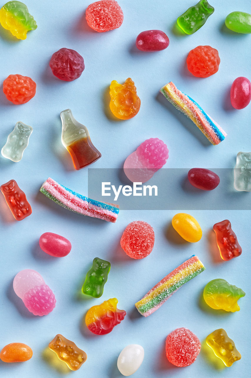 HIGH ANGLE VIEW OF MULTI COLORED CANDIES IN TRAY