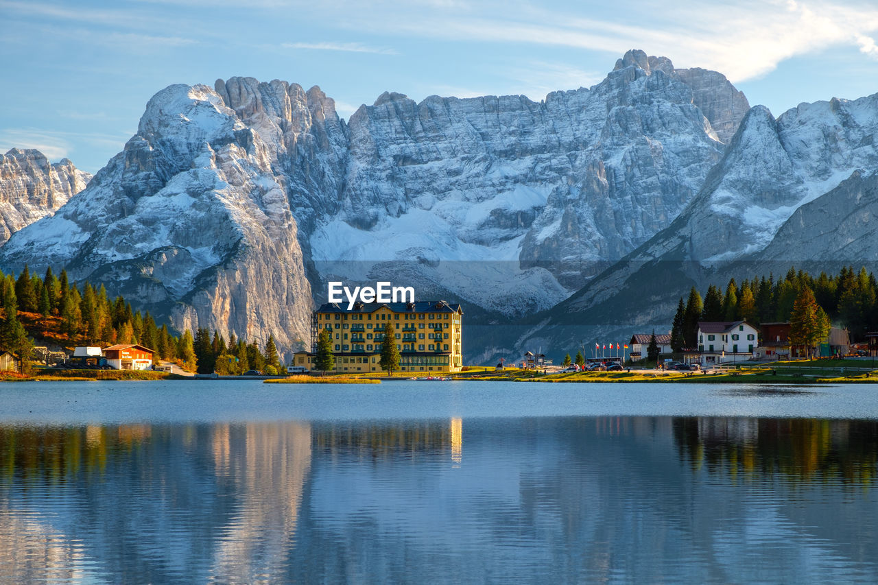 LAKE BY SNOWCAPPED MOUNTAINS AGAINST SKY