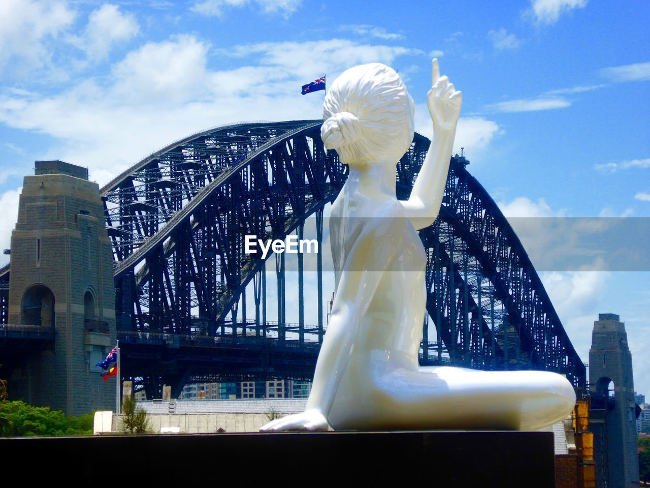 LOW ANGLE VIEW OF STATUE AGAINST THE SKY