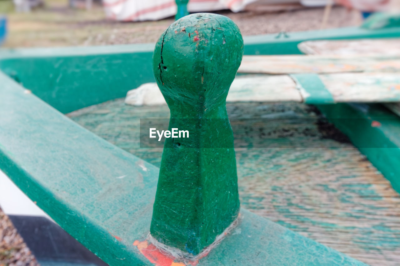 HIGH ANGLE VIEW OF LEAF ON RAILING