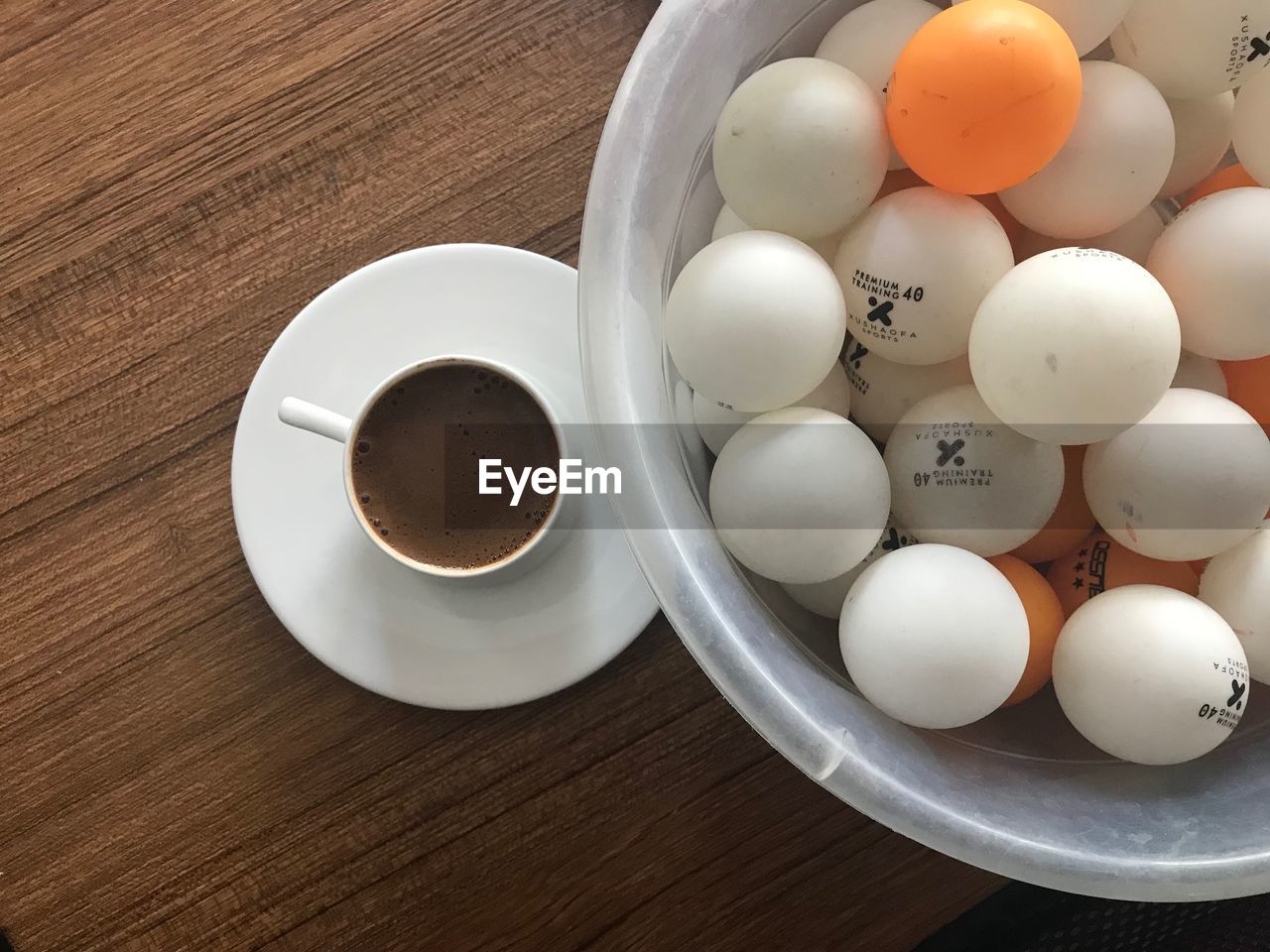 DIRECTLY ABOVE SHOT OF EGGS IN BOWL ON TABLE