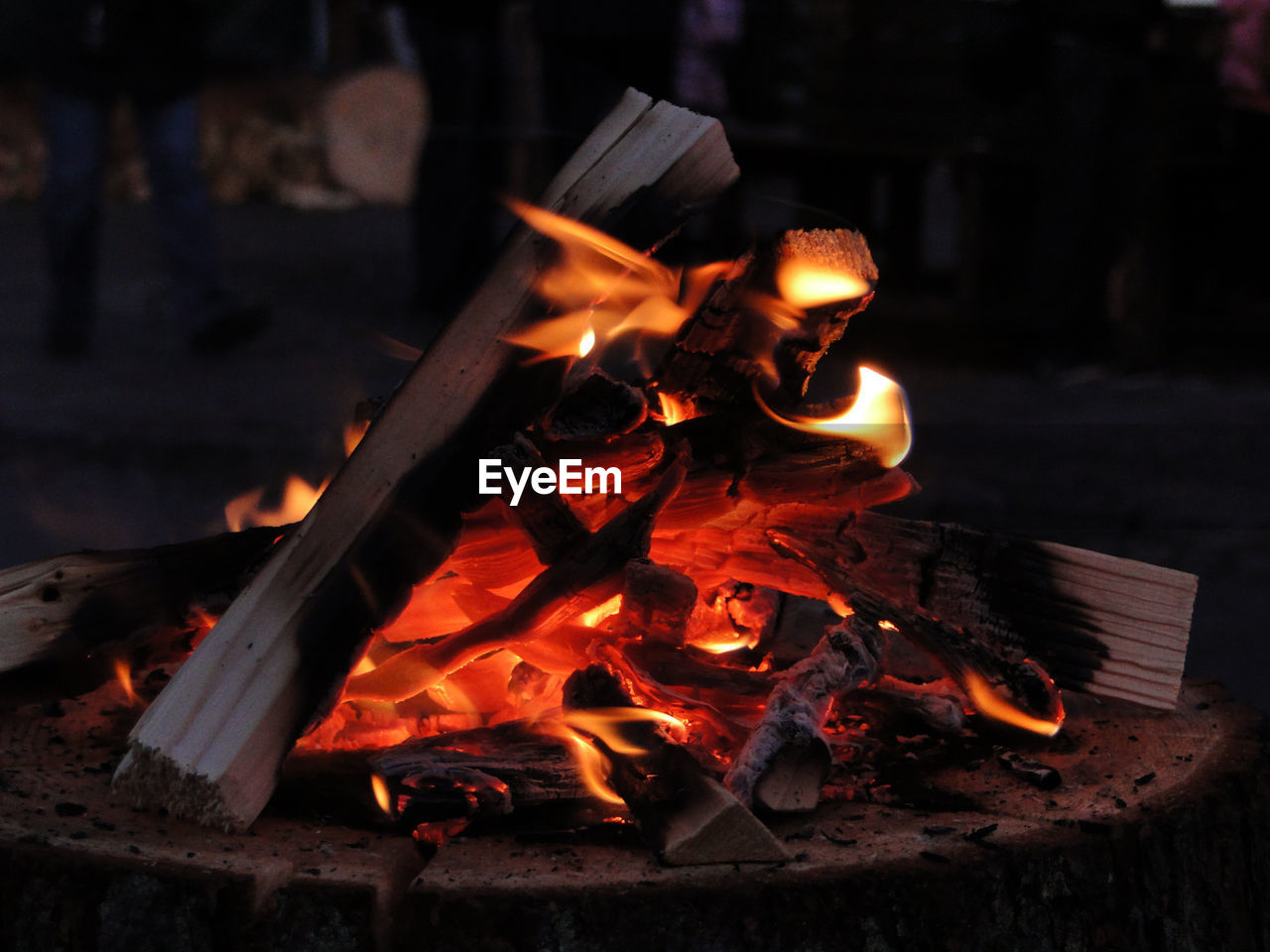 CLOSE-UP OF FIRE BURNING ON WOOD AT NIGHT