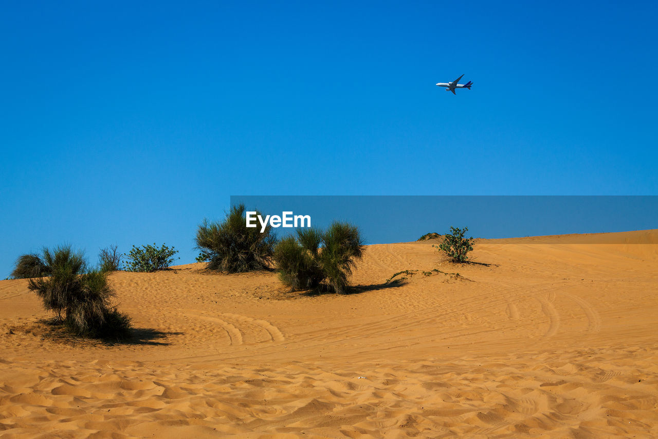 Plane over the great arabian desert .