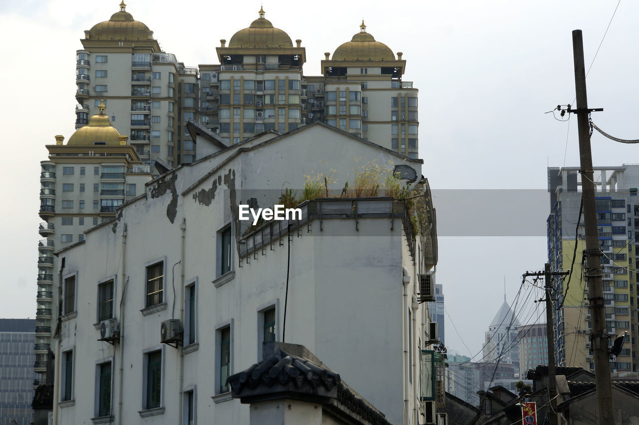 LOW ANGLE VIEW OF MOSQUE AGAINST SKY