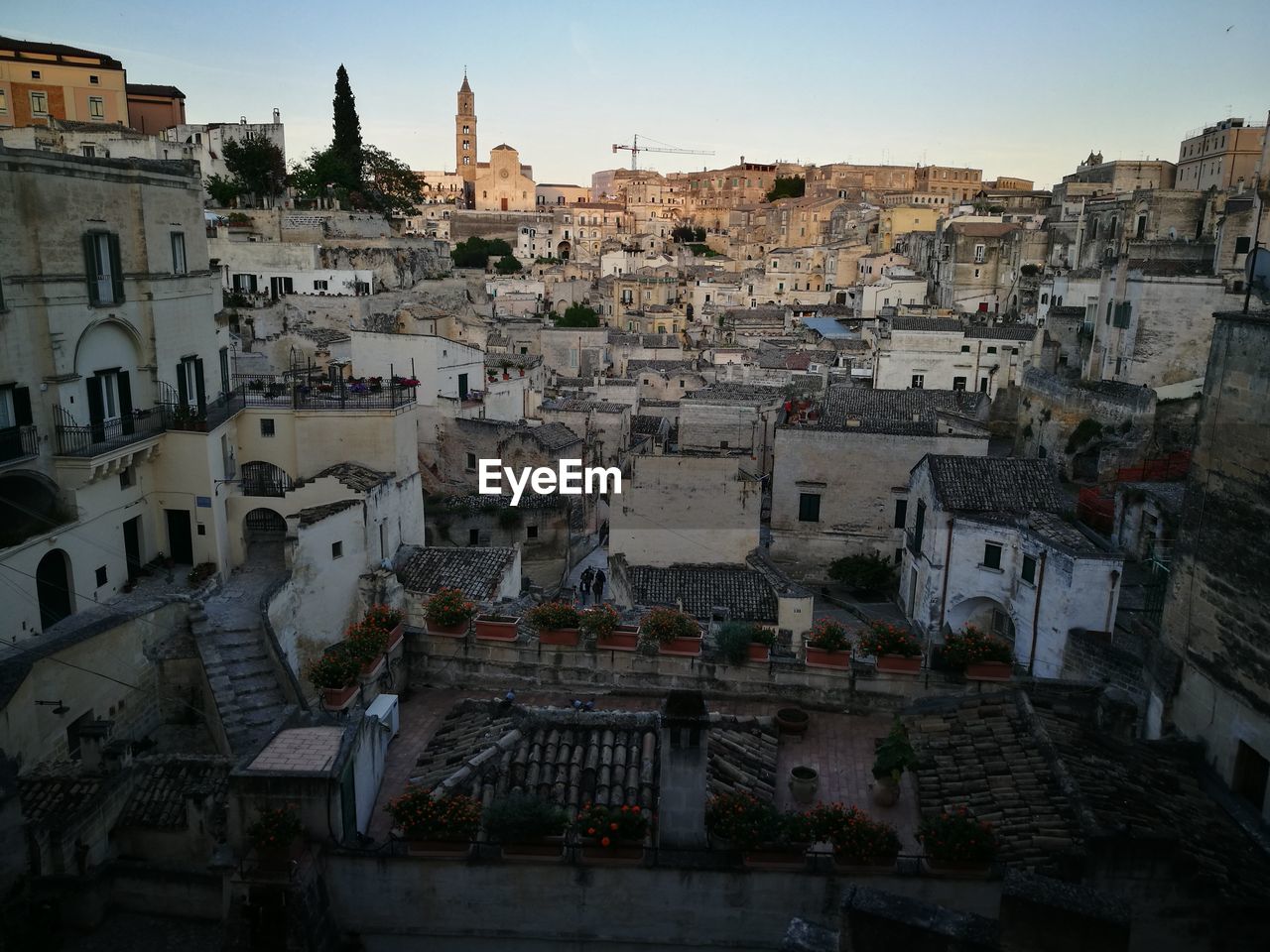 HIGH ANGLE VIEW OF BUILDINGS IN TOWN