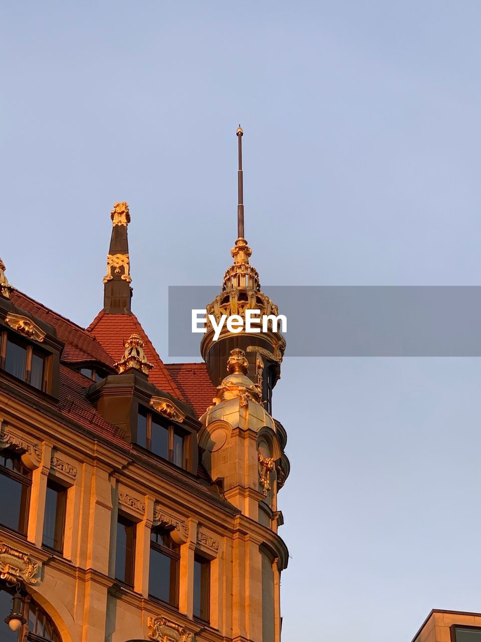 LOW ANGLE VIEW OF BUILDINGS AGAINST SKY