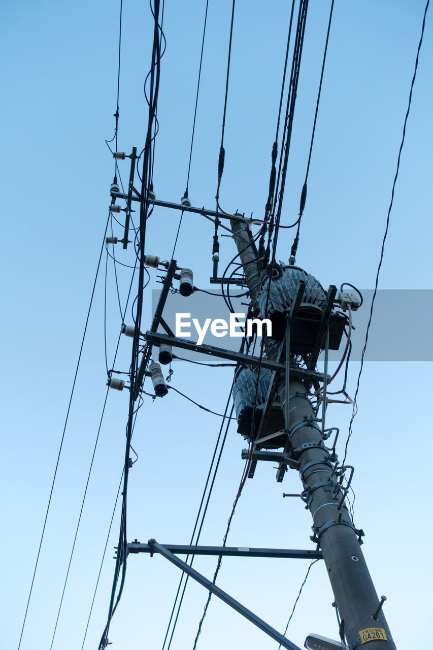 LOW ANGLE VIEW OF ELECTRICITY PYLONS AGAINST SKY
