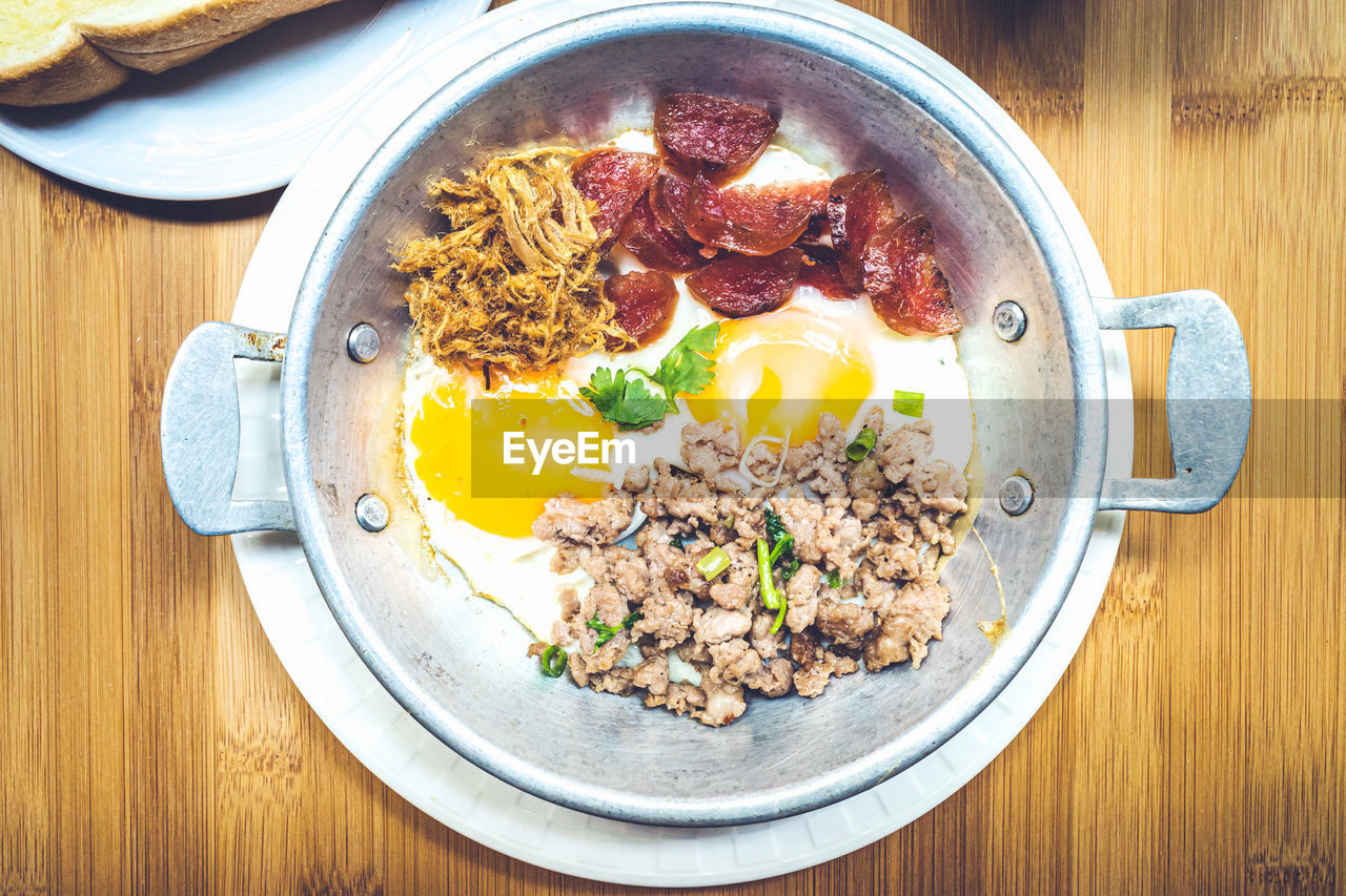 HIGH ANGLE VIEW OF BREAKFAST IN BOWL