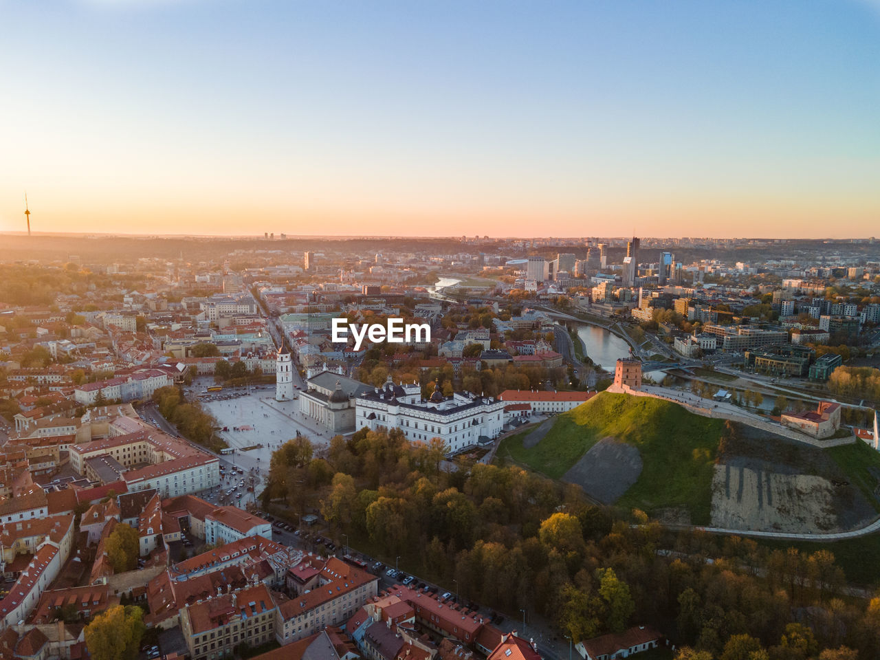 HIGH ANGLE VIEW OF TOWNSCAPE AGAINST CLEAR SKY