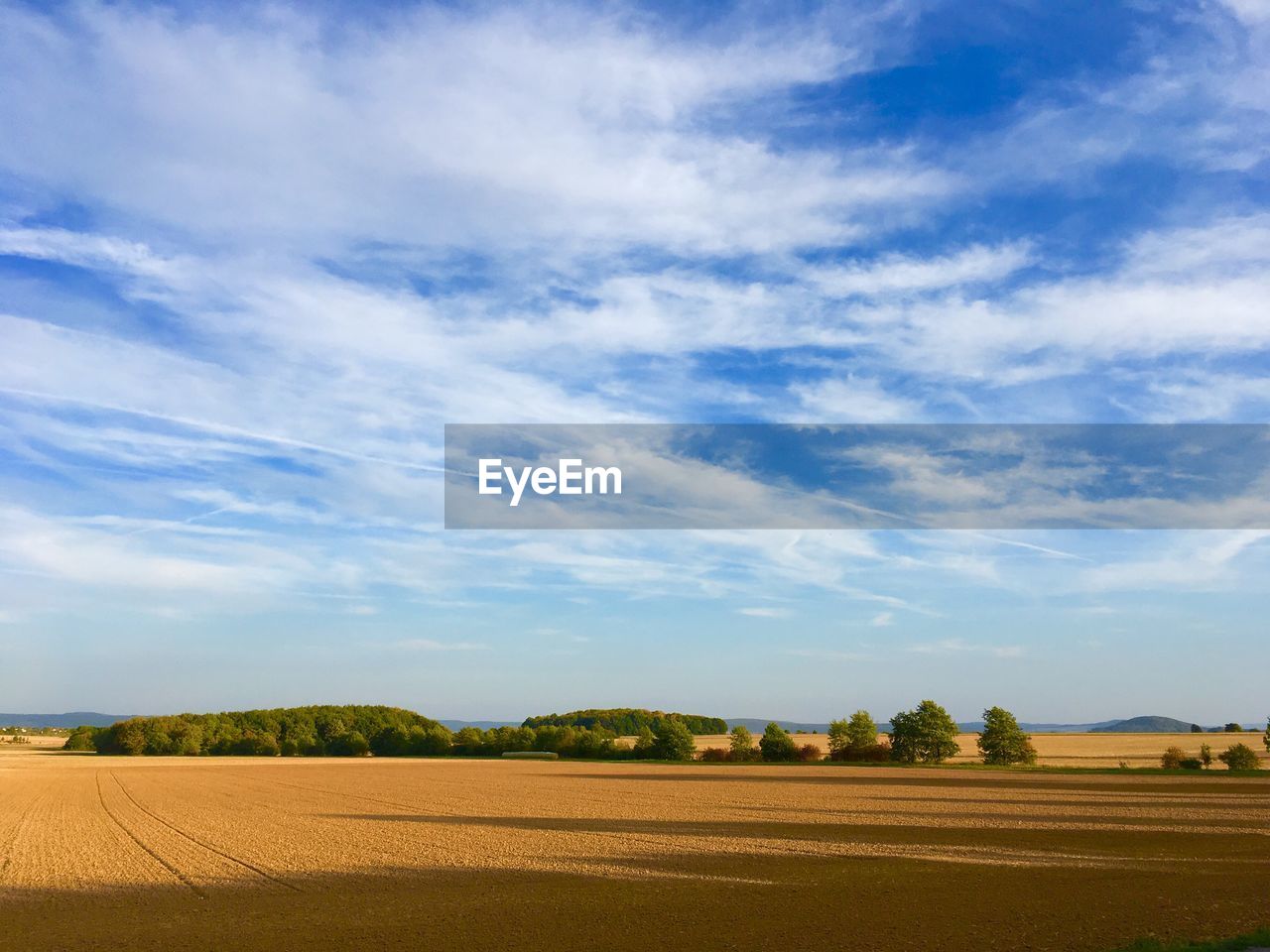 SCENIC VIEW OF AGRICULTURAL LANDSCAPE AGAINST SKY