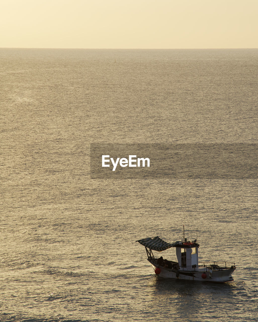 SHIP SAILING IN SEA AGAINST SKY