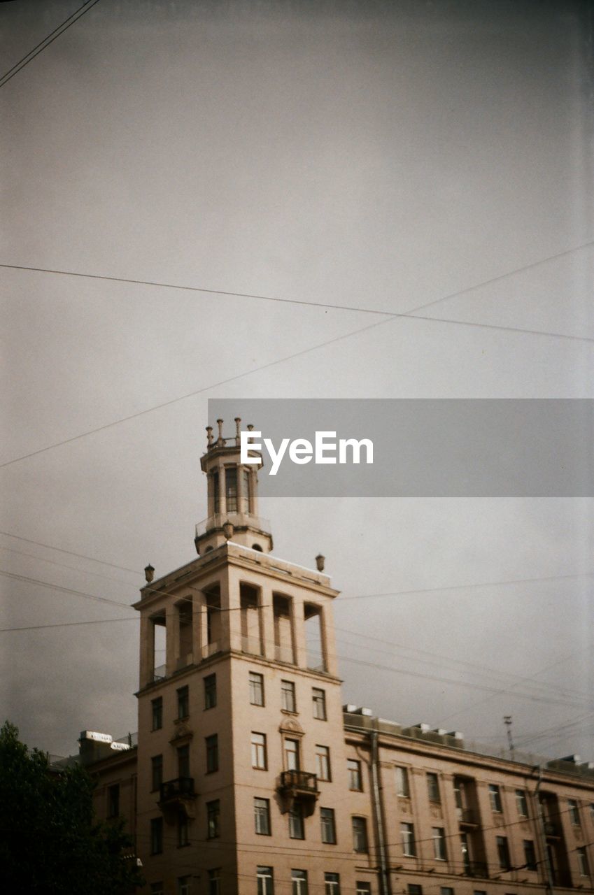 LOW ANGLE VIEW OF BUILDINGS IN CITY