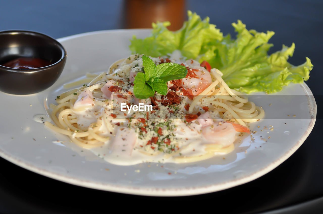 HIGH ANGLE VIEW OF MEAL SERVED IN BOWL