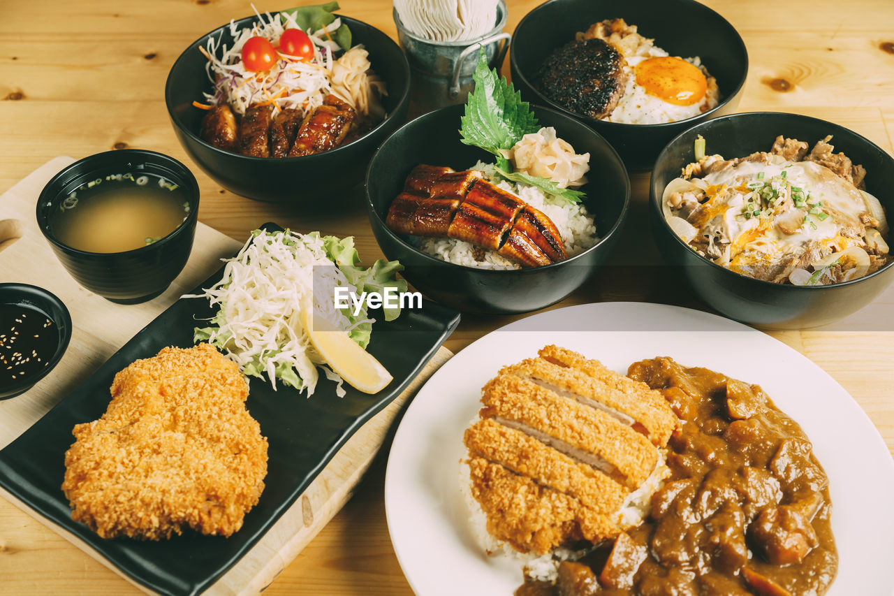 CLOSE-UP OF FOOD ON TABLE