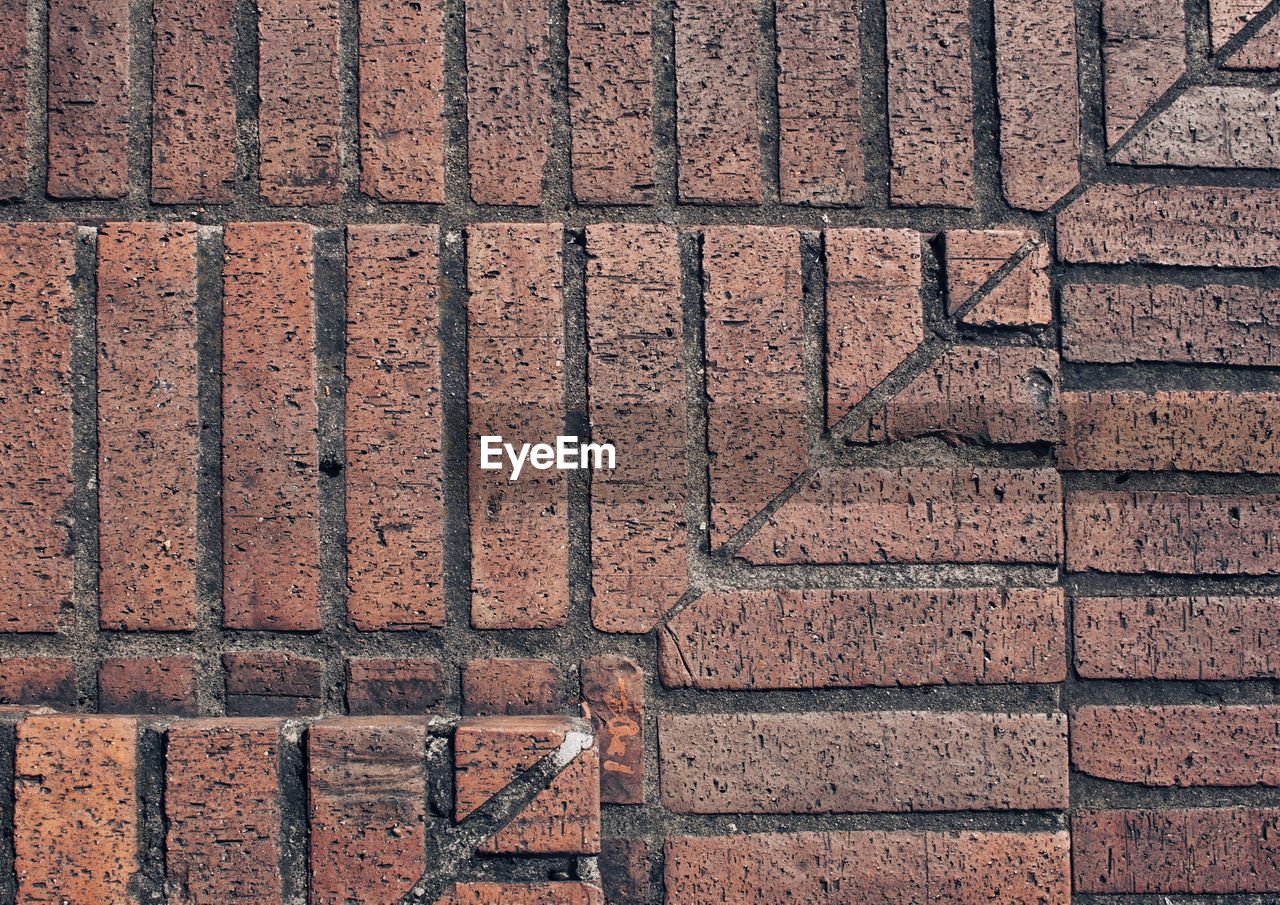 FULL FRAME SHOT OF BRICK WALL WITH FOOTPATH