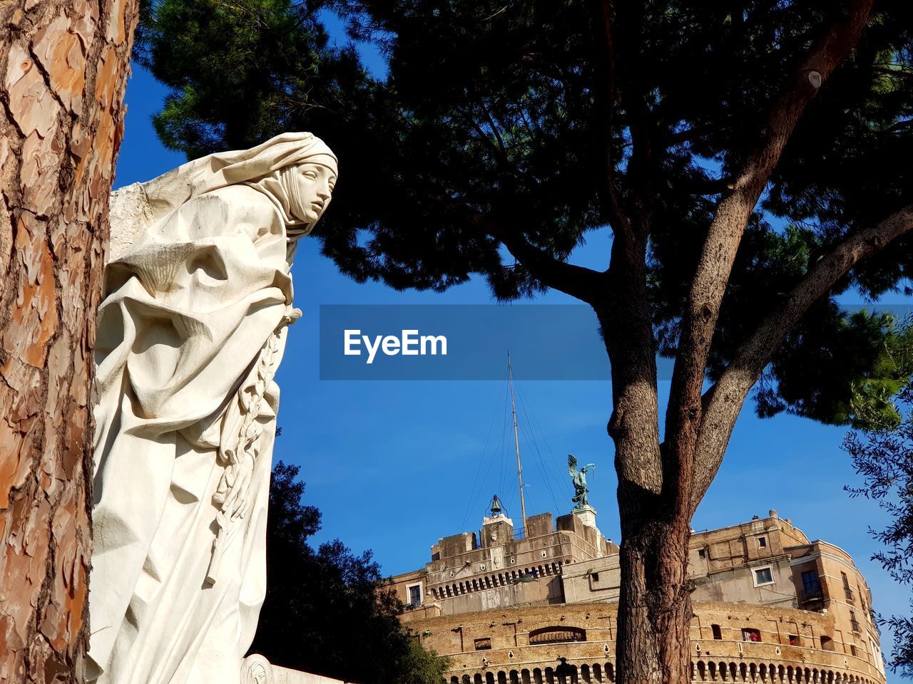 LOW ANGLE VIEW OF ANGEL STATUE AGAINST SKY