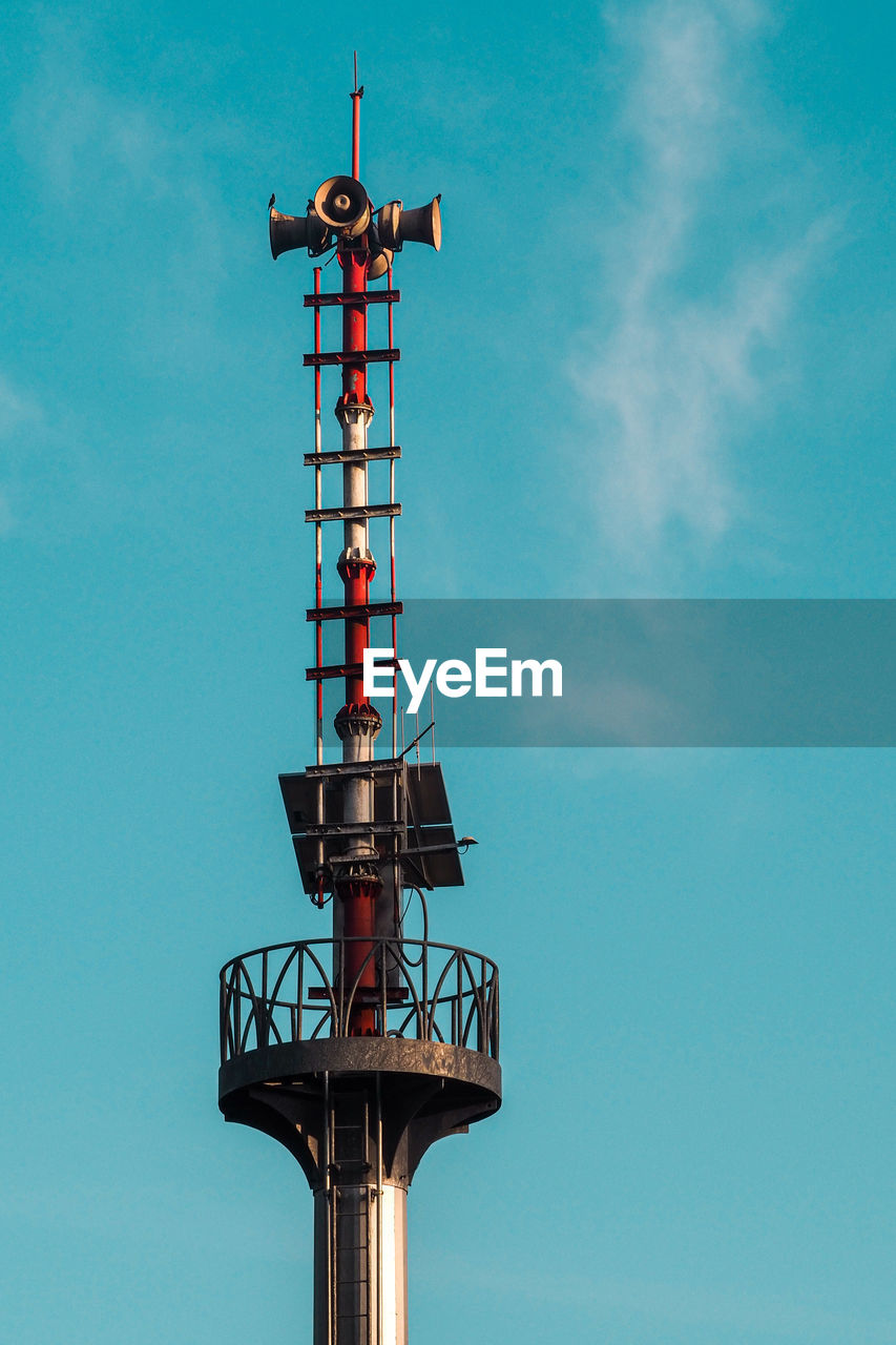 LOW ANGLE VIEW OF COMMUNICATIONS TOWER AGAINST SKY