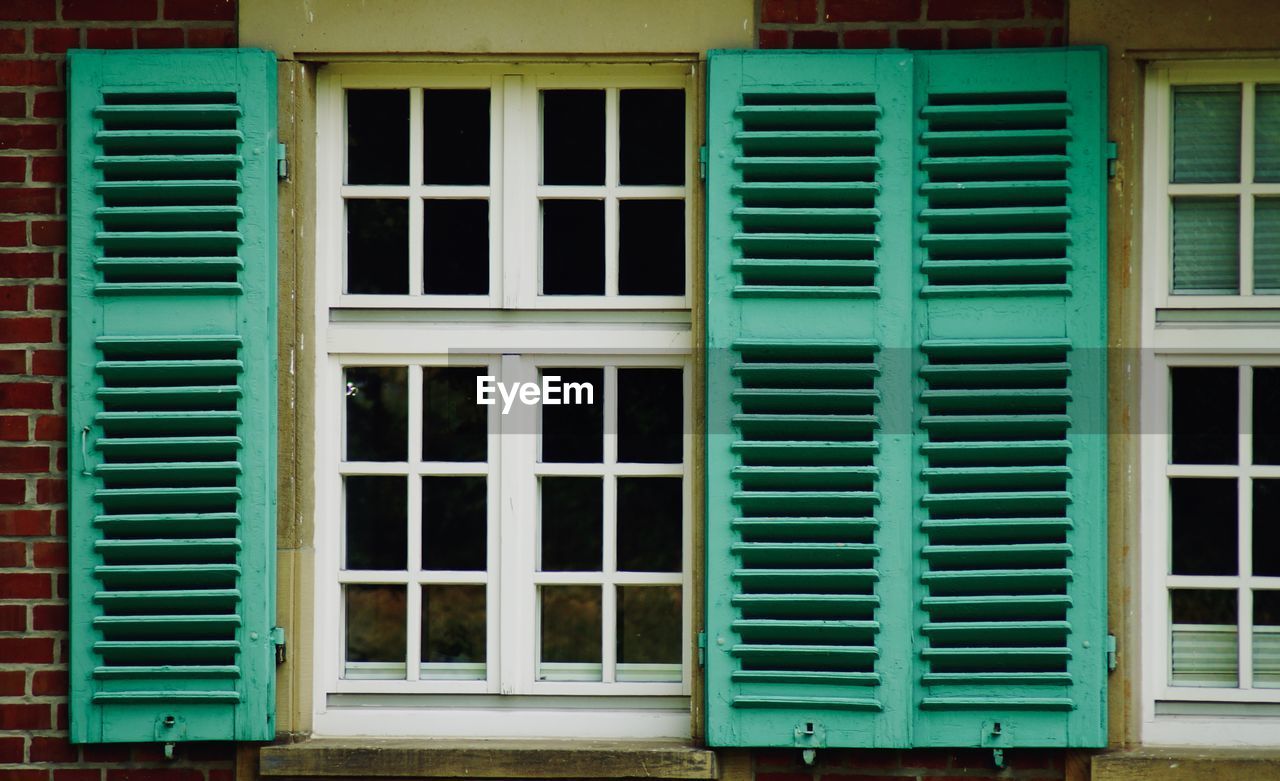 FULL FRAME SHOT OF BUILDING WITH WINDOWS