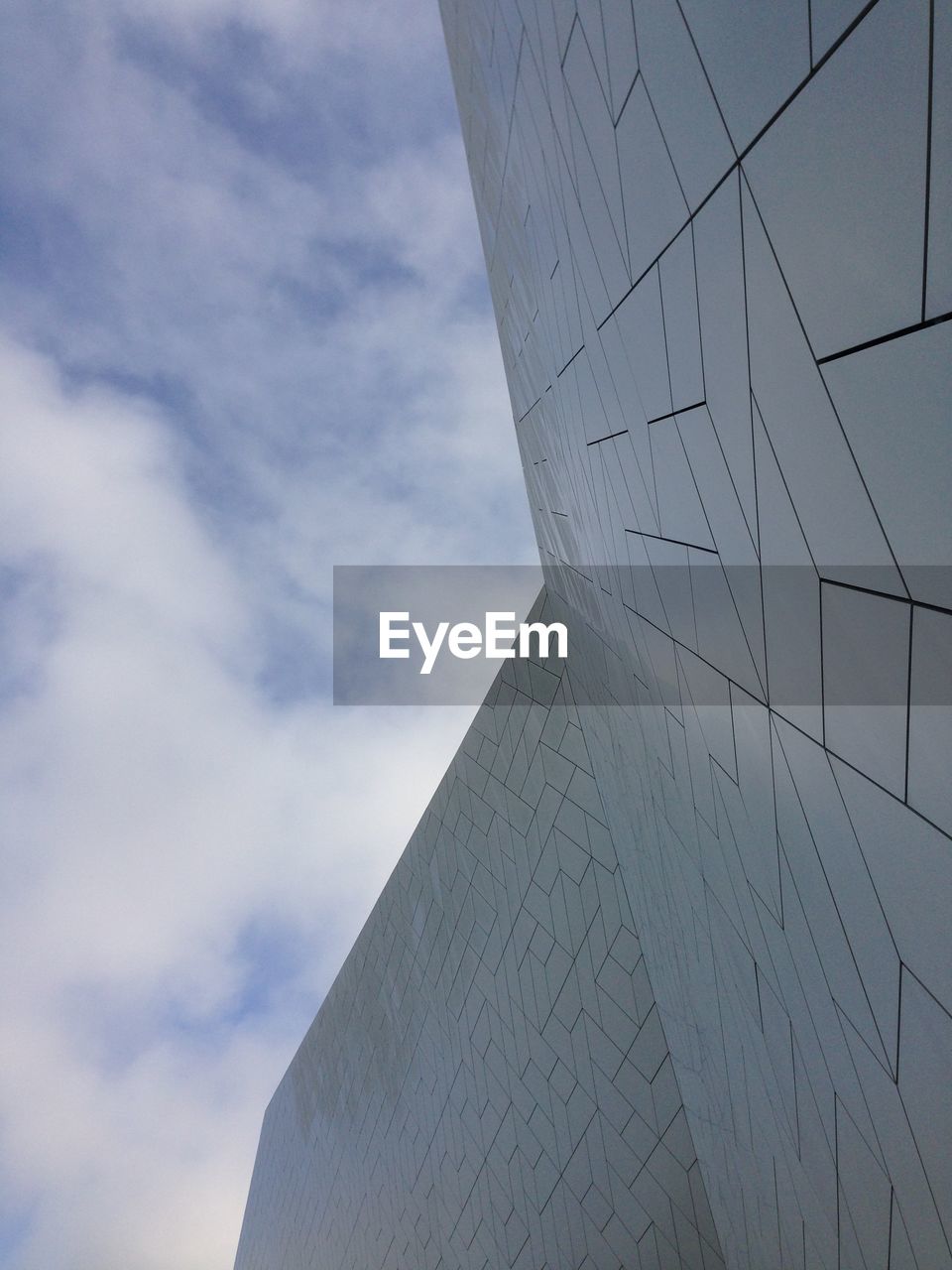 LOW ANGLE VIEW OF MODERN BUILDING AGAINST SKY