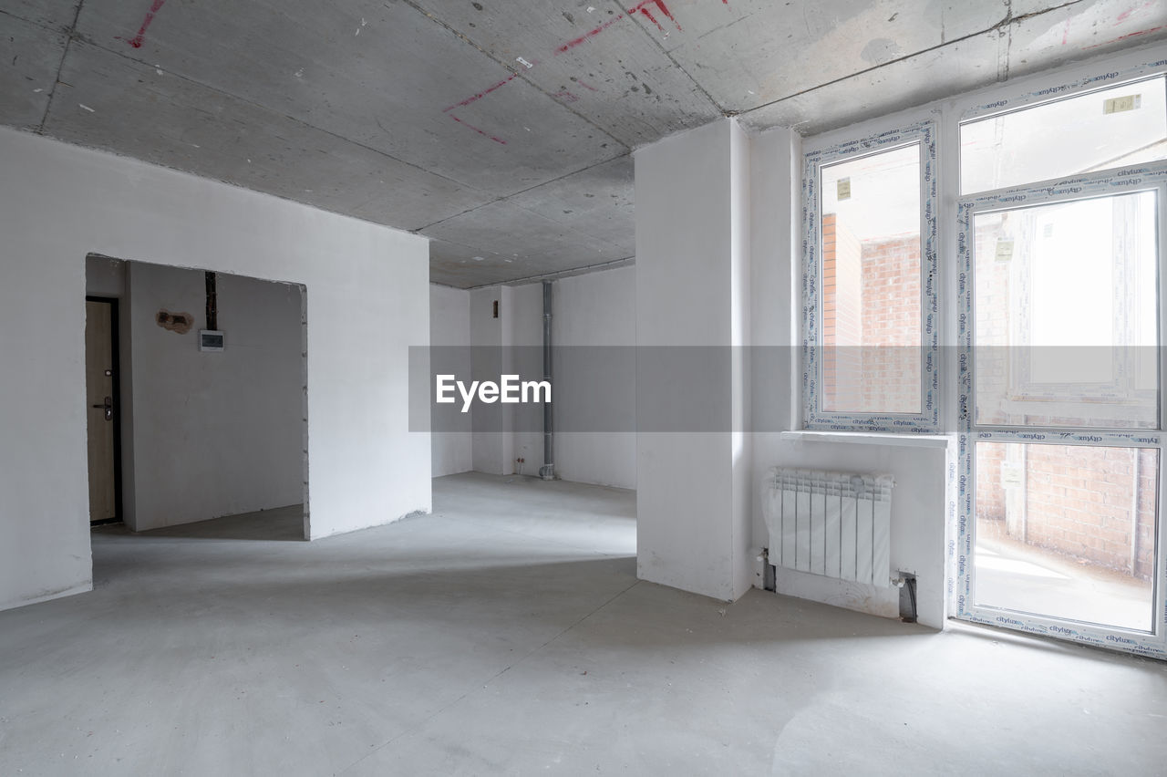 INTERIOR OF EMPTY BUILDING