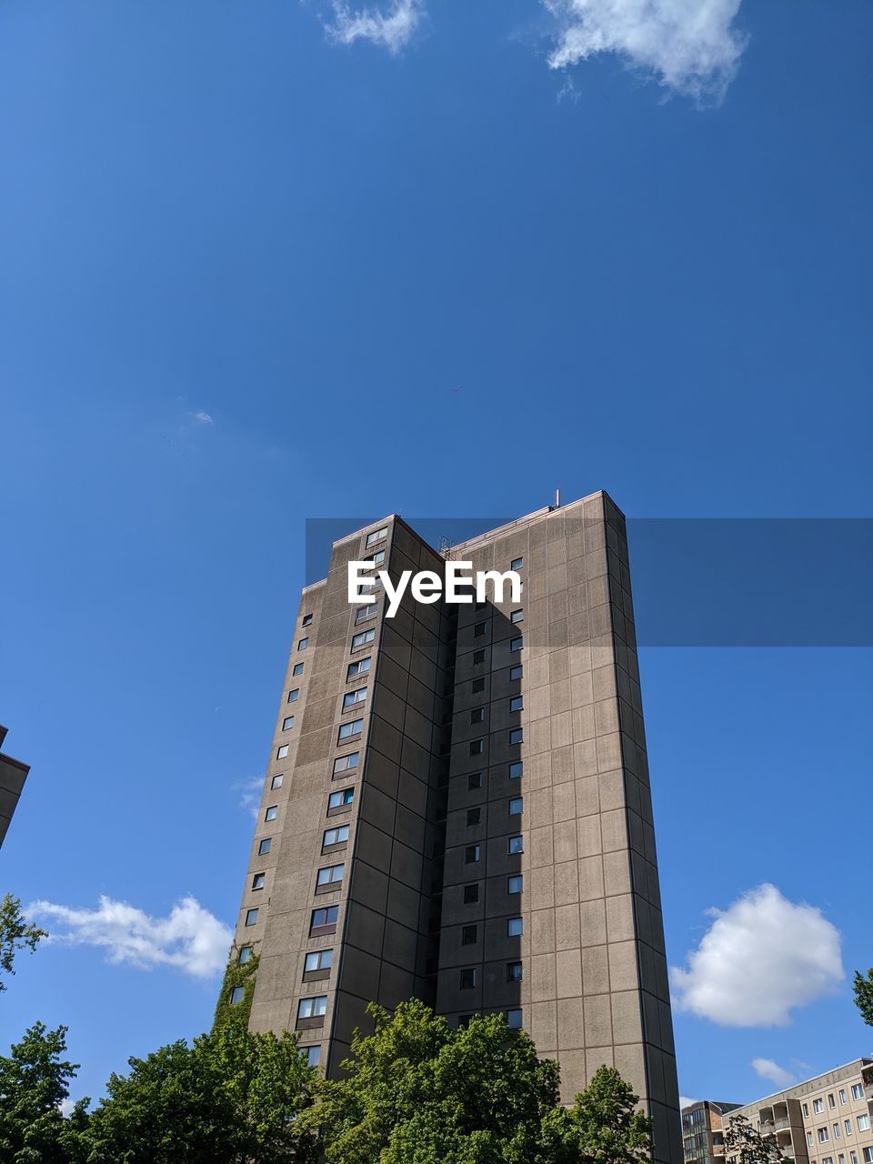 LOW ANGLE VIEW OF MODERN BUILDINGS AGAINST BLUE SKY