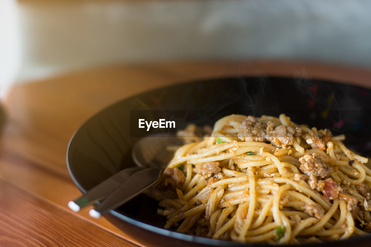 CLOSE-UP OF PASTA IN BOWL