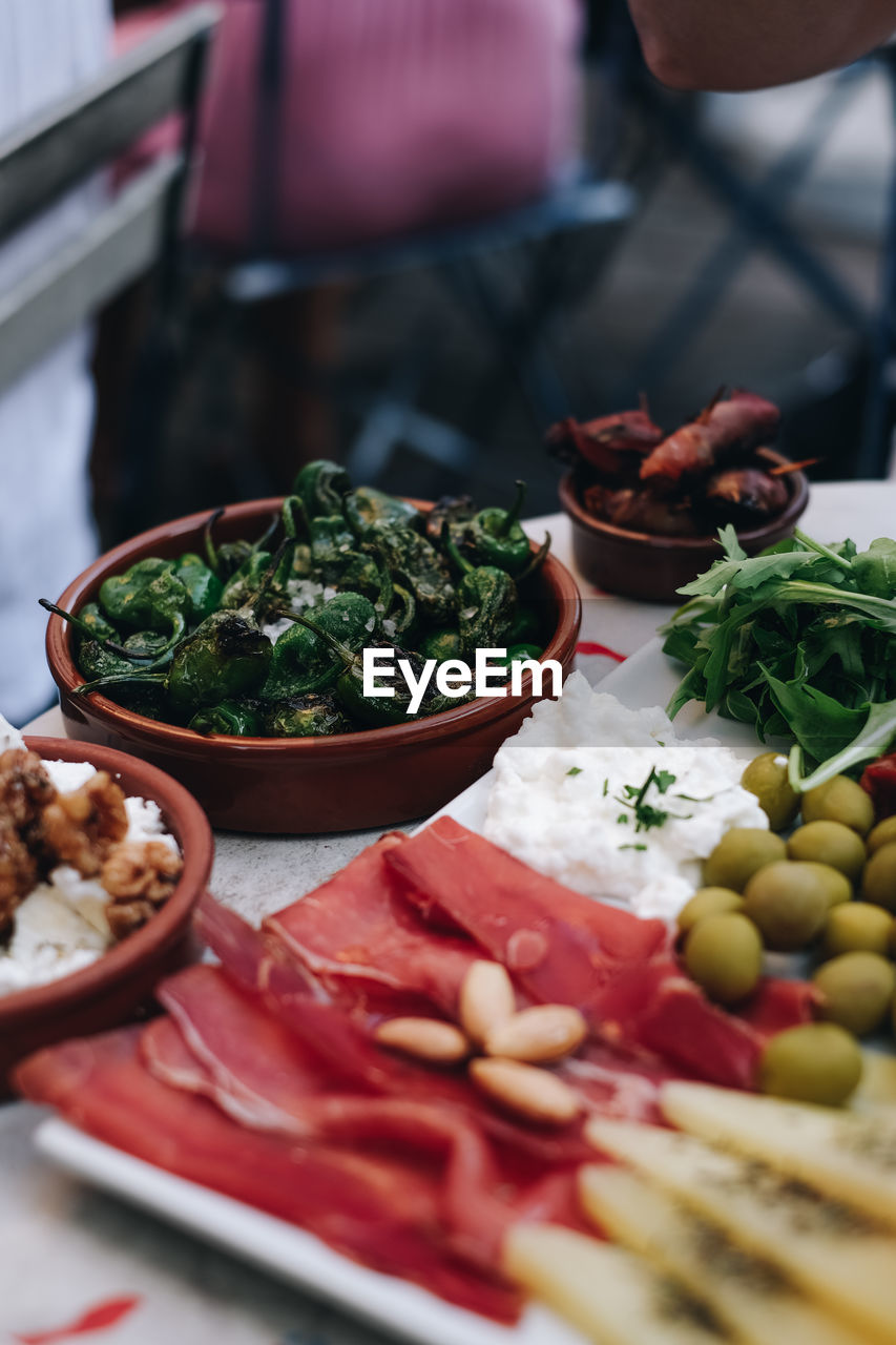 CLOSE-UP OF FOOD IN PLATE