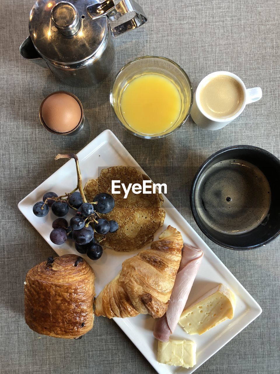 HIGH ANGLE VIEW OF BREAKFAST