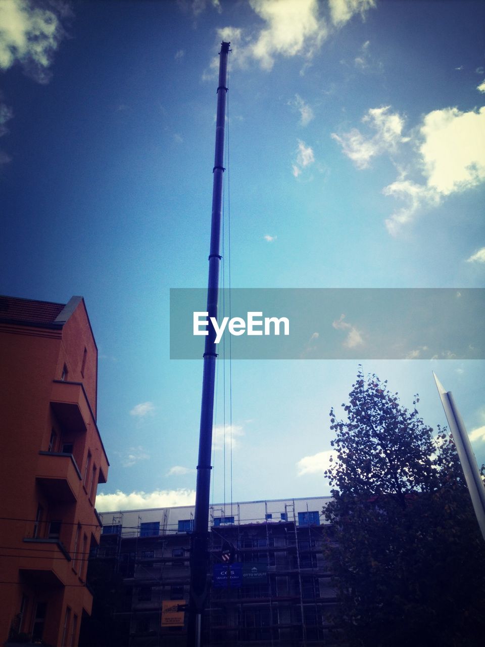 LOW ANGLE VIEW OF BUILT STRUCTURE AGAINST THE SKY