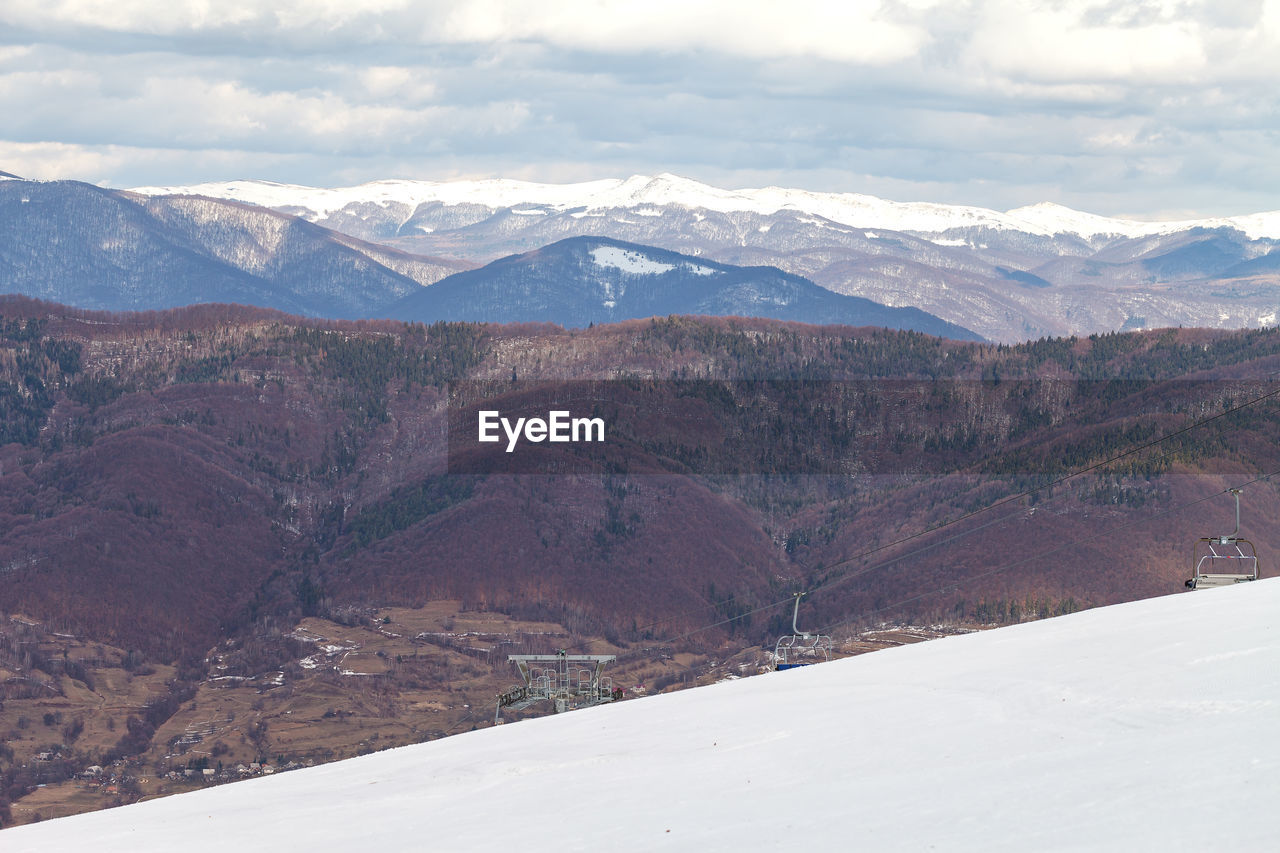 A picturesque view of the carpathian mountains in ukraine. high peaks in the snow