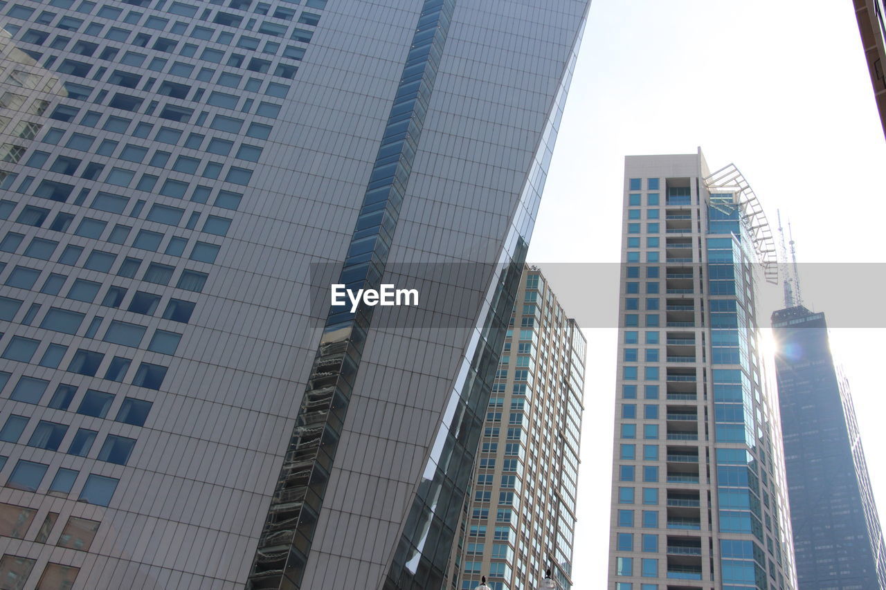 LOW ANGLE VIEW OF MODERN BUILDING AGAINST CLEAR SKY