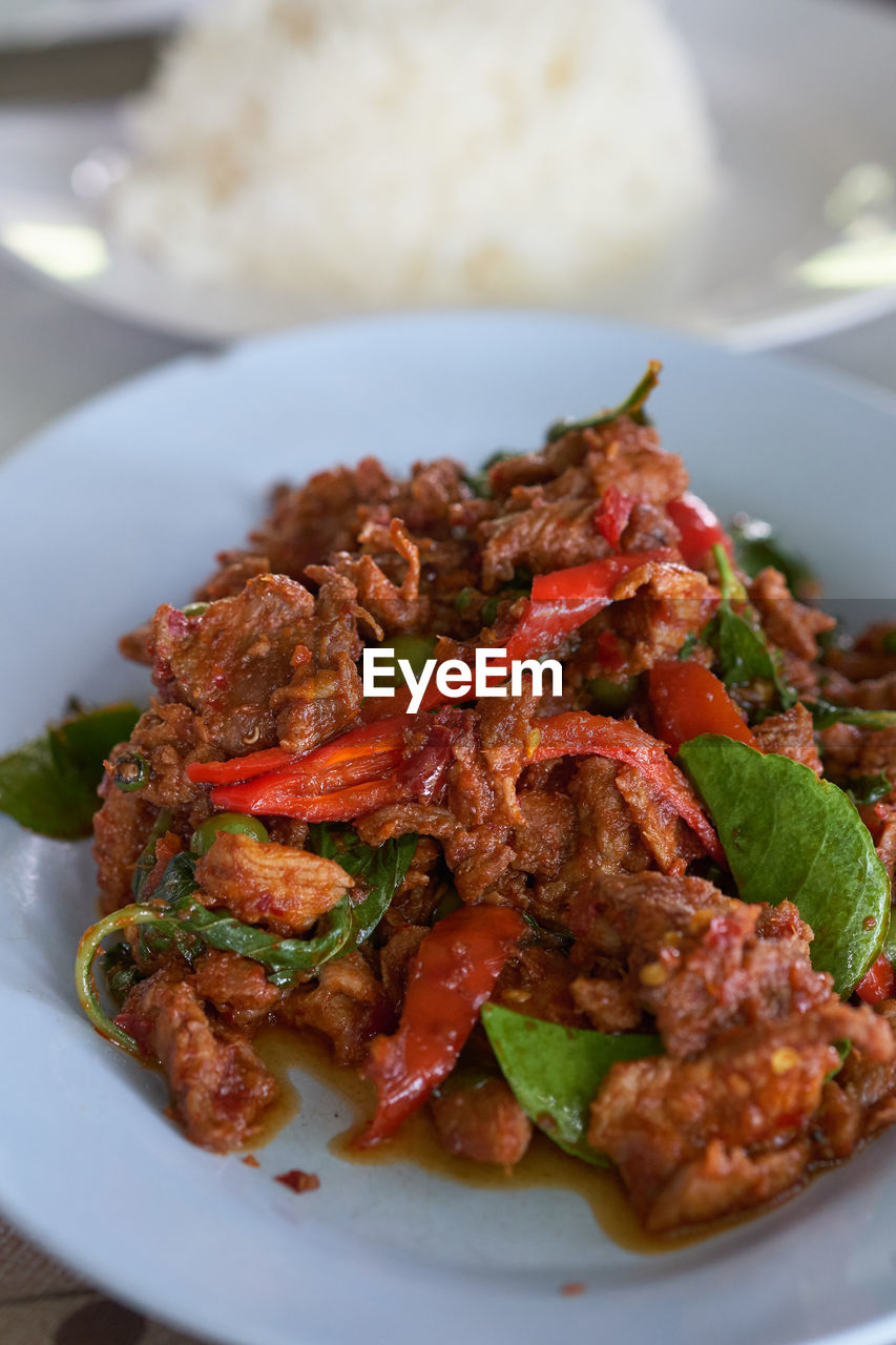 HIGH ANGLE VIEW OF MEAT IN PLATE