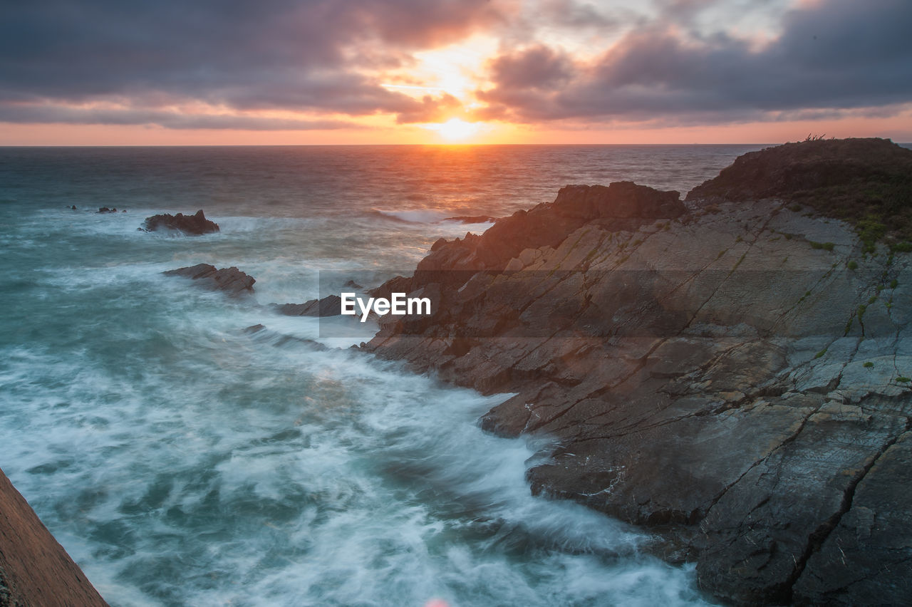 SCENIC VIEW OF SEA AGAINST SUNSET SKY