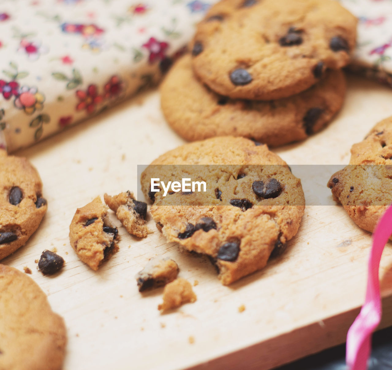 HIGH ANGLE VIEW OF COOKIES IN TRAY