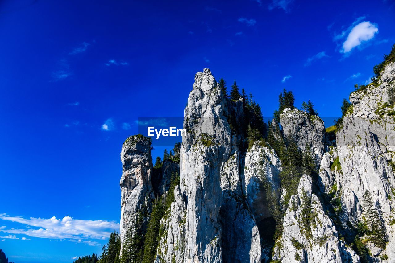 LOW ANGLE VIEW OF ROCK FORMATIONS AGAINST SKY