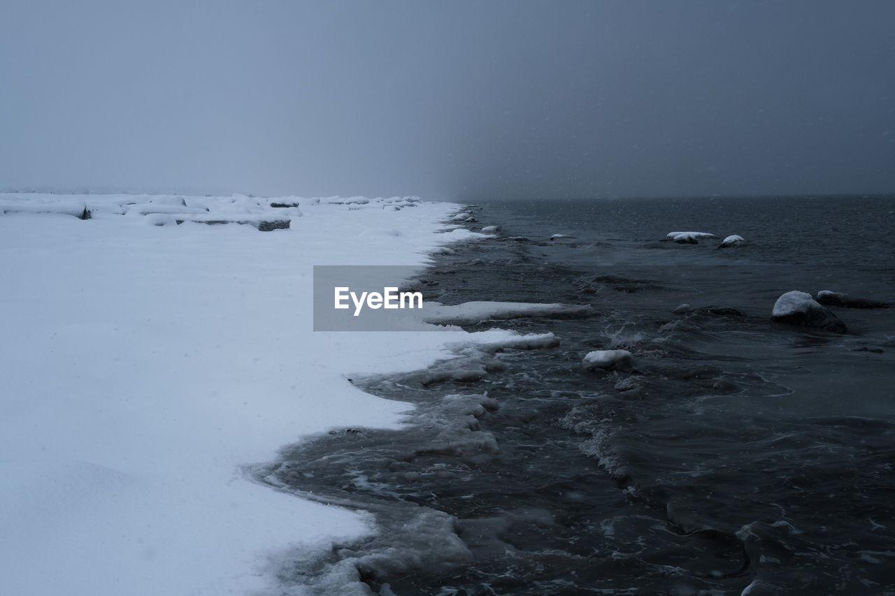 SCENIC VIEW OF SEA AGAINST CLEAR SKY DURING WINTER