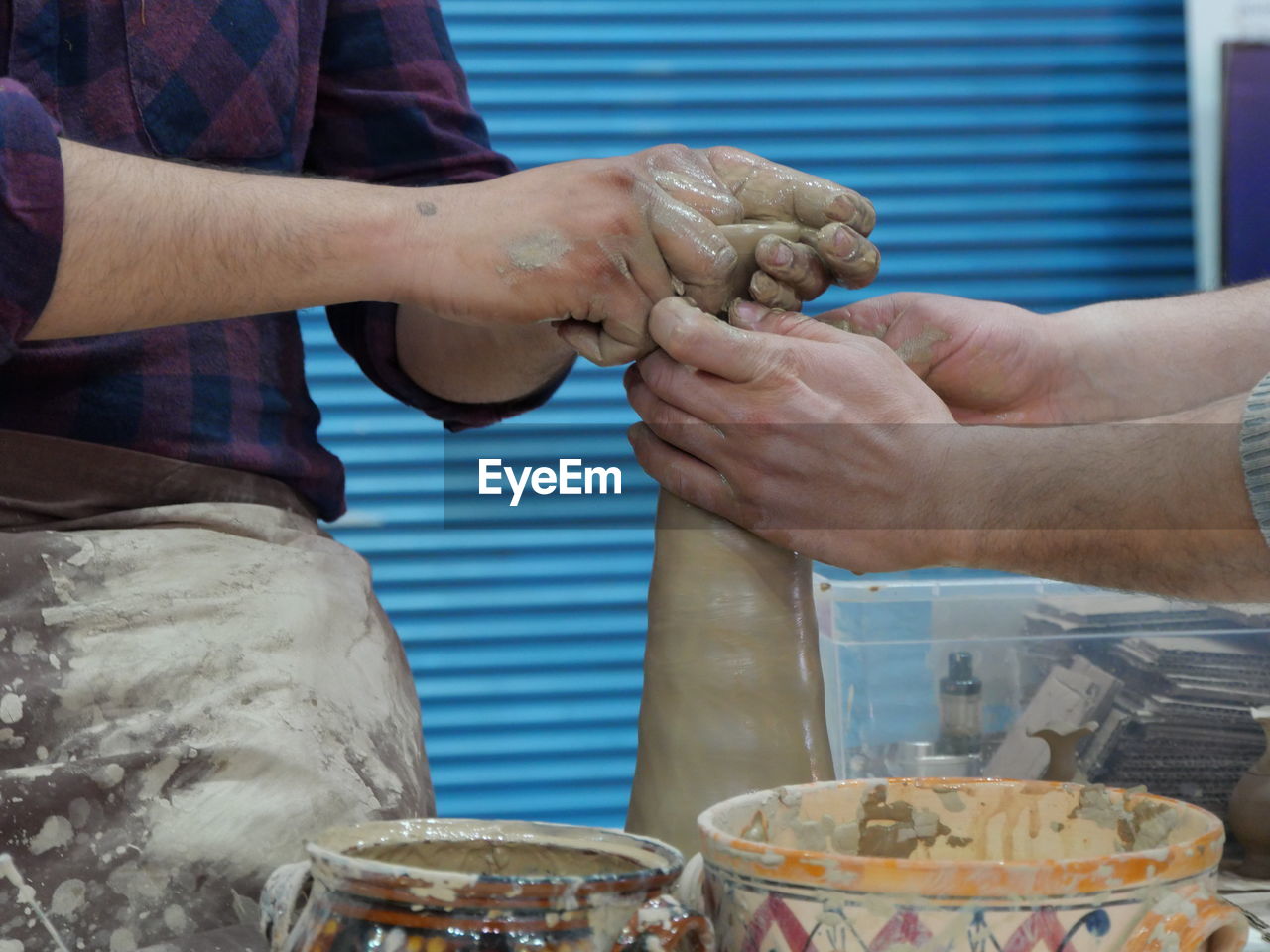 MIDSECTION OF MAN PREPARING FOOD AT KITCHEN