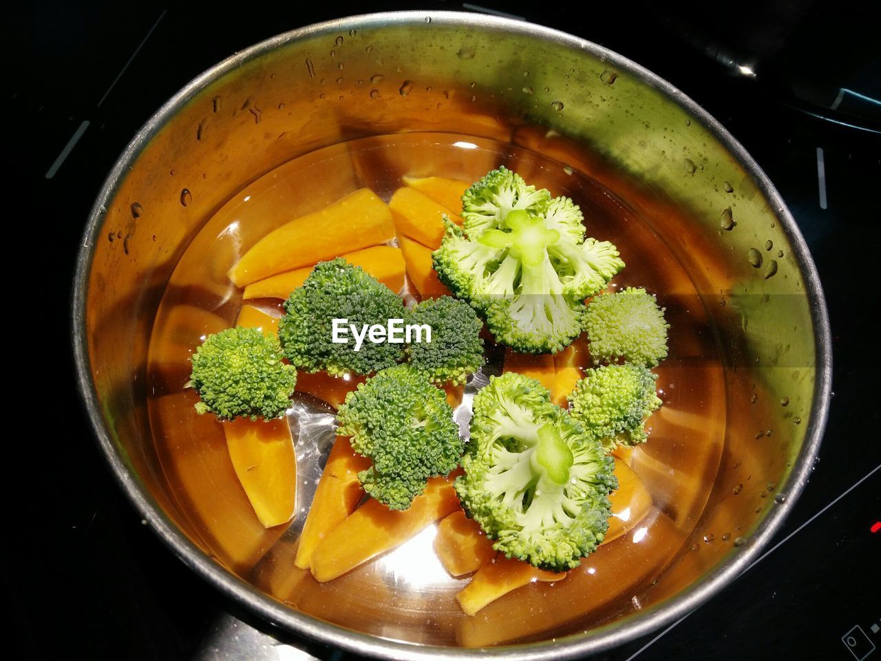 HIGH ANGLE VIEW OF FRESH VEGETABLES IN BOWL