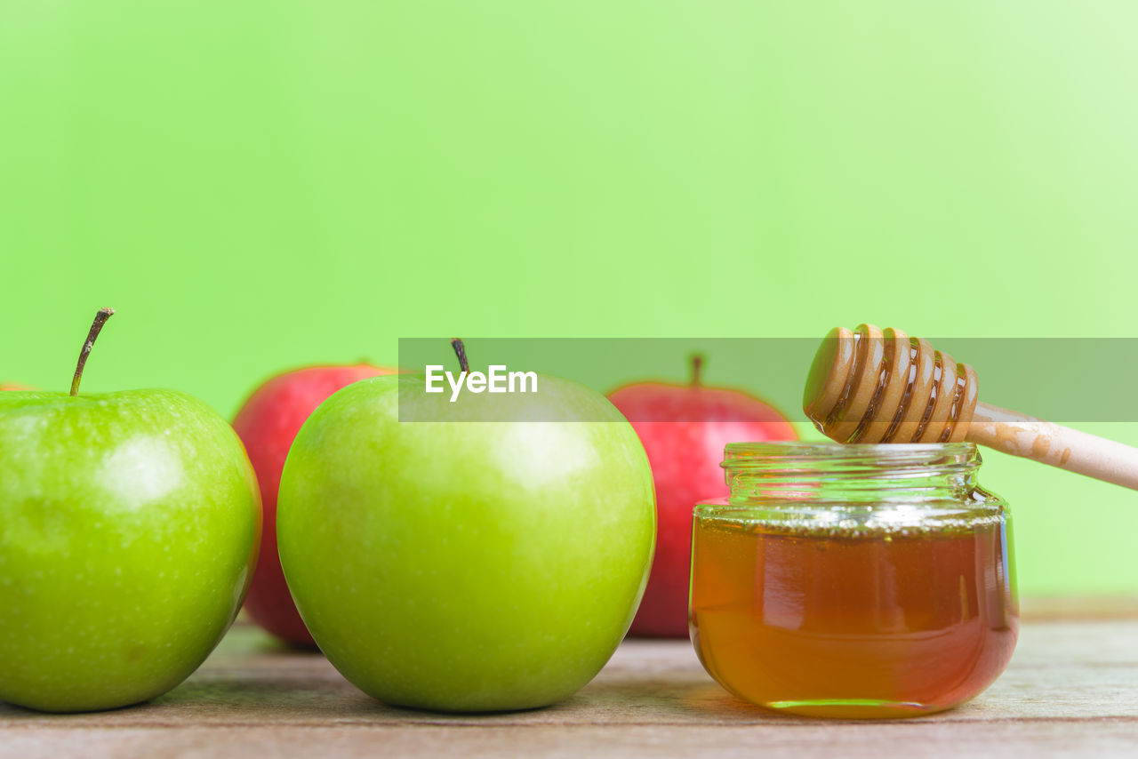 CLOSE-UP OF APPLE ON TABLE