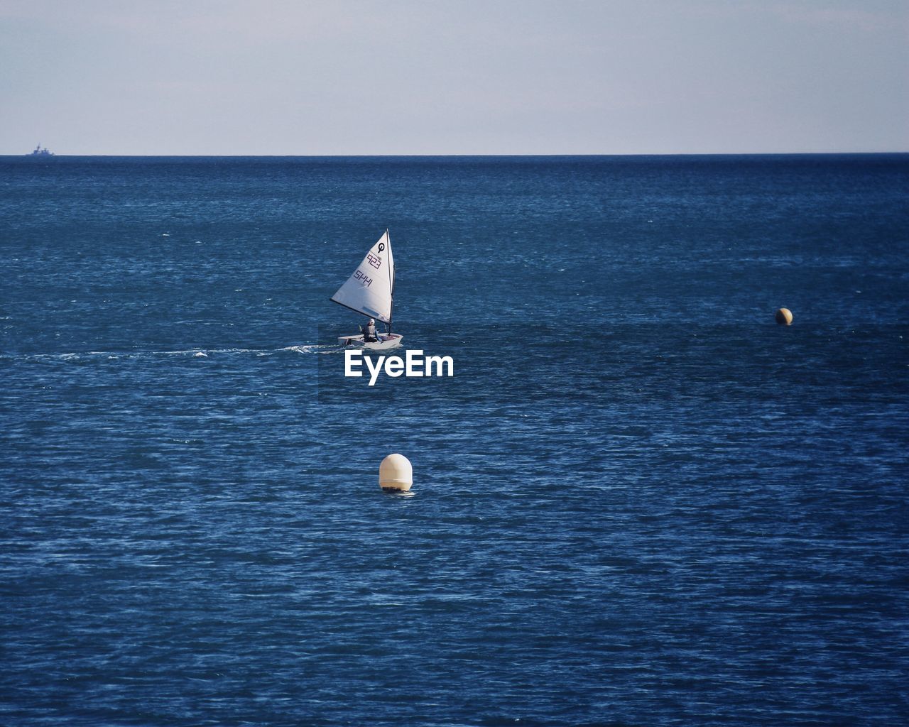 SAILBOAT IN SEA AGAINST SKY