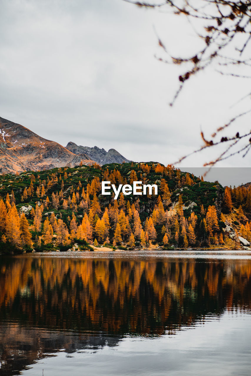 SCENIC VIEW OF LAKE AGAINST SKY DURING AUTUMN