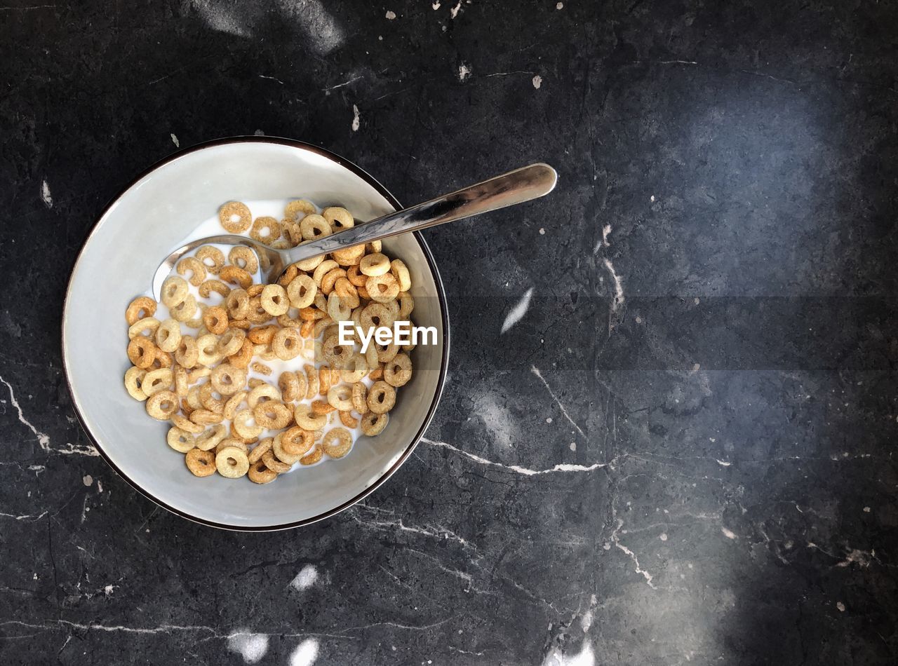 HIGH ANGLE VIEW OF BREAKFAST SERVED IN BOWL