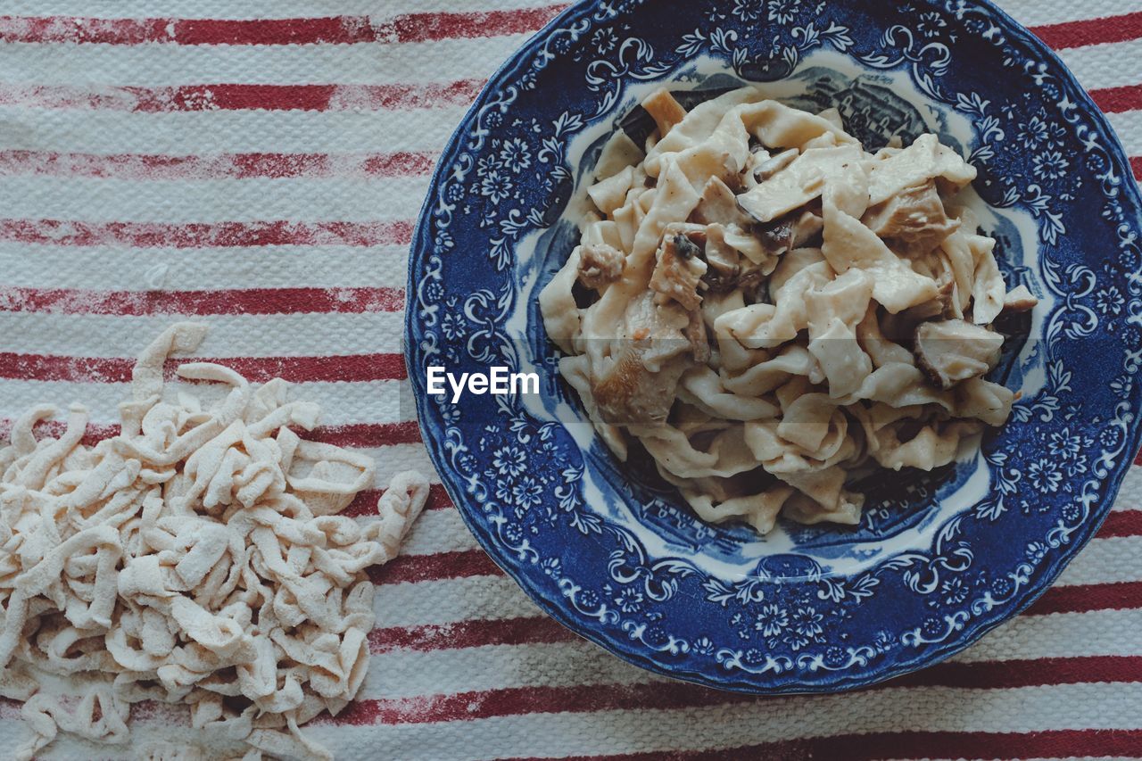 HIGH ANGLE VIEW OF NOODLES IN PLATE