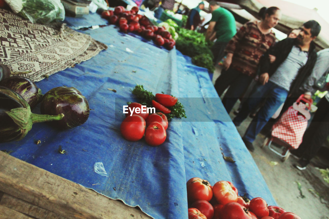 HIGH ANGLE VIEW OF VEGETABLES IN TRAY ON TABLE