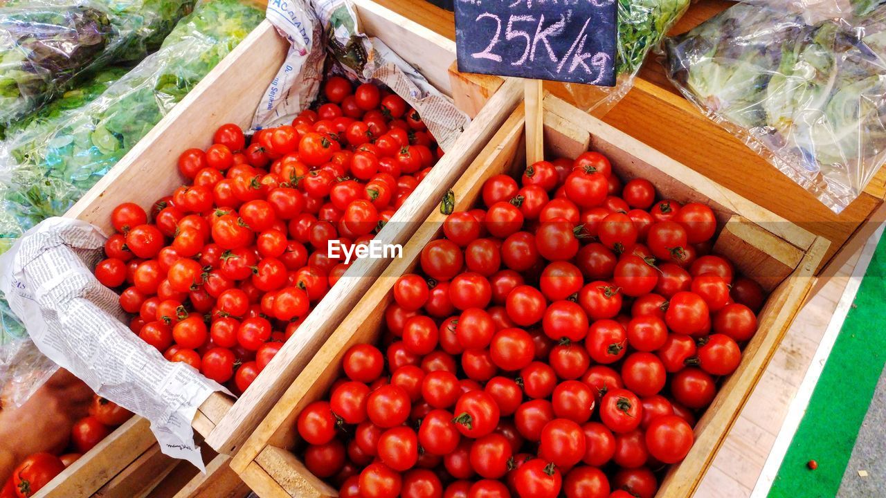 HIGH ANGLE VIEW OF STRAWBERRIES IN BASKET
