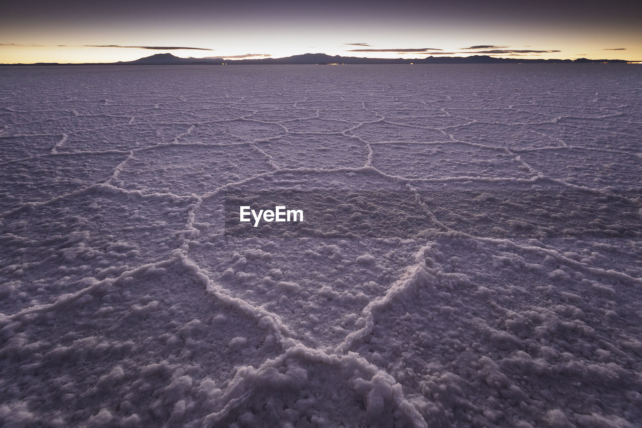 Irregular polygonal structures in the salar de uyuni