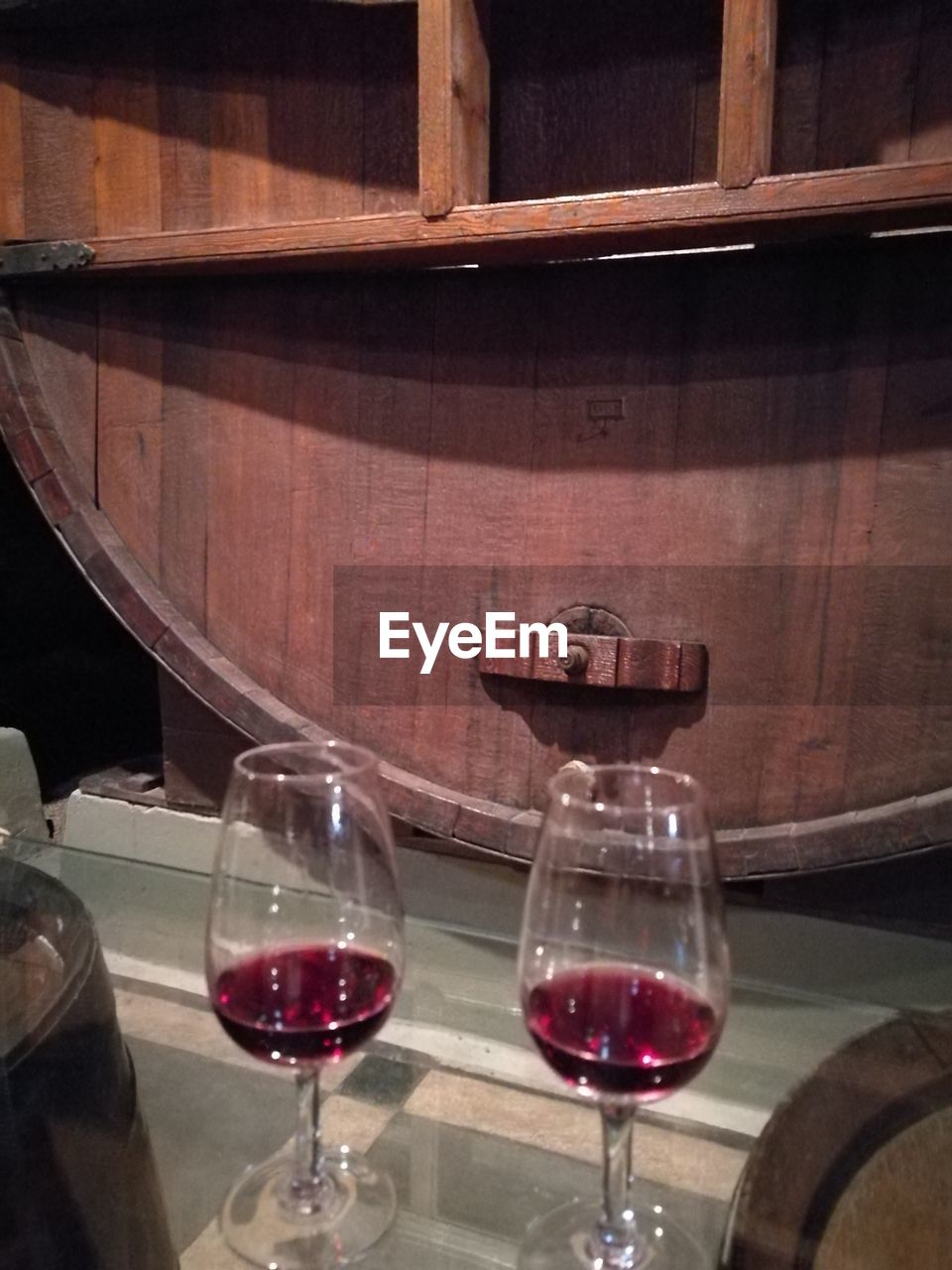 CLOSE-UP OF RED WINE GLASSES ON TABLE