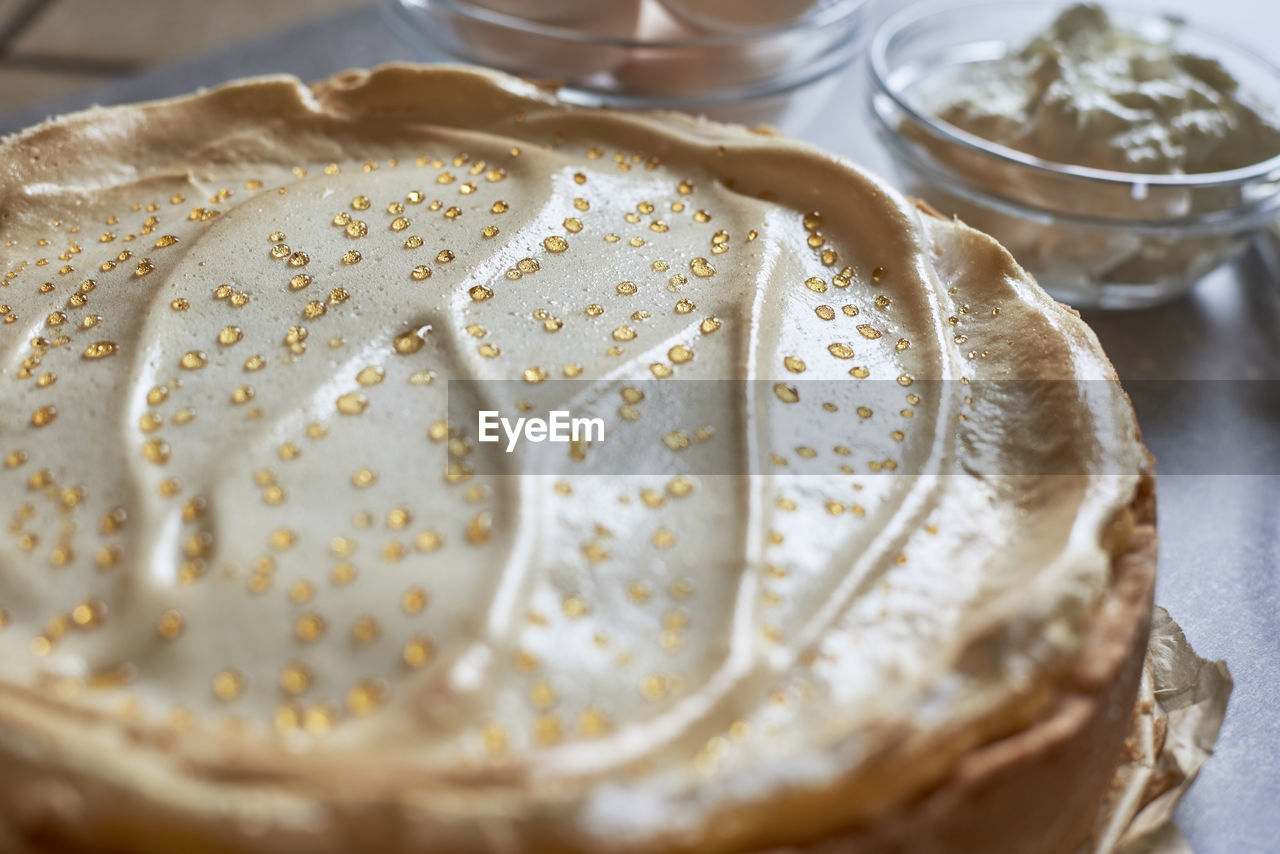 HIGH ANGLE VIEW OF CAKE IN PLATE