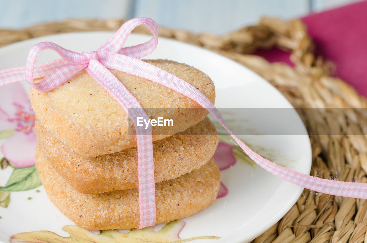 CLOSE-UP OF CAKE SERVED ON PLATE