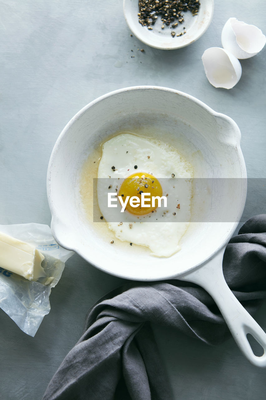 Fried sunny side up egg in frying pan